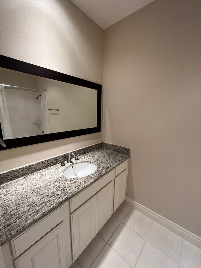 Building Photo - Wonderful 4/3.5 Townhome