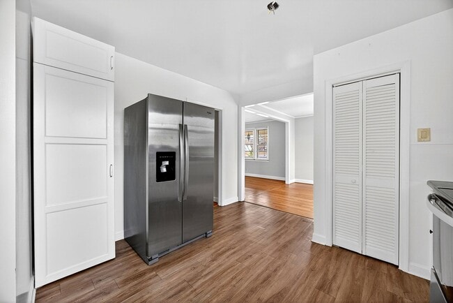 Building Photo - AVAILABLE NOW! ALL-BRICK RANCH IN WEST COLUMBIA!