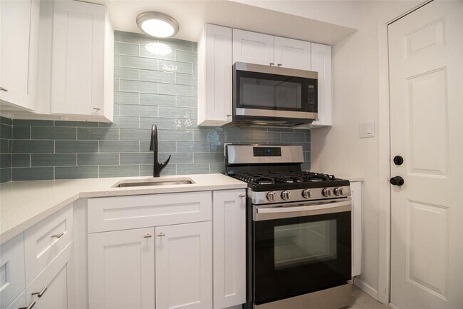 Building Photo - 806 E 13th St