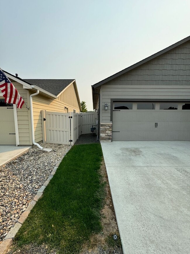 Building Photo - Charming 3-bedroom, 2-bathroom home locate...