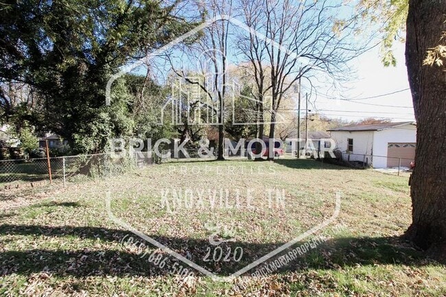 Building Photo - 404 E Emerald Ave