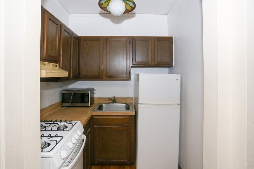 Building Photo - 842 W Wolfram St