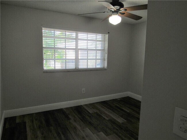 Building Photo - 5240 SW 121st Ave