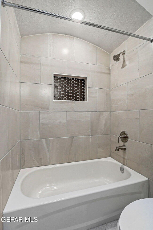 Building Photo - 925 Louisiana Downs Ave