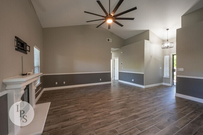 Building Photo - North West Fresno Modern/Updated Home, 3BR/2BA, Built 2004 - Lots of Amenities!