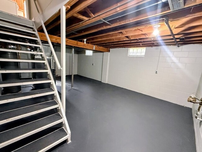 Building Photo - Two bedroom one bathroom duplex for rent