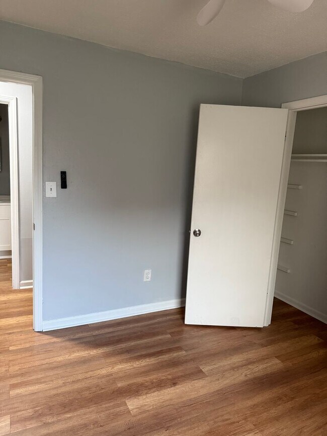 Building Photo - UPDATED 3 bedroom