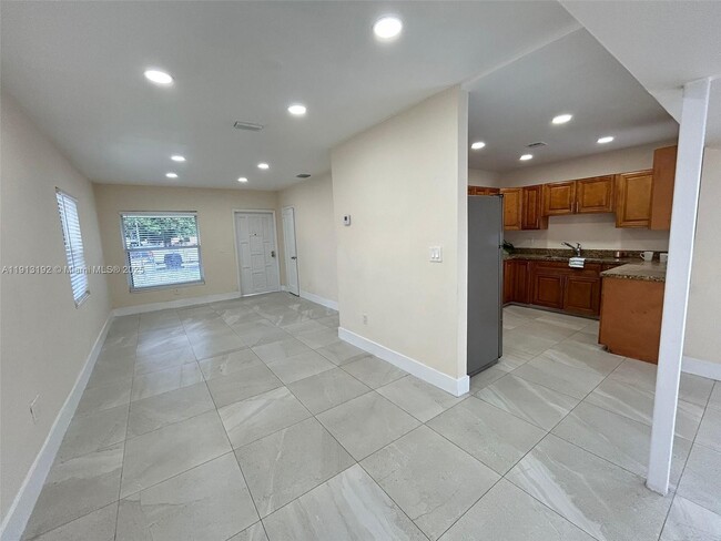 Building Photo - 610 E 8th Ave