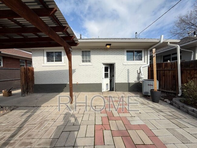 Building Photo - 648 East Pl