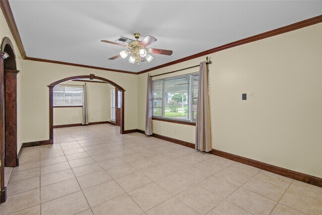 Building Photo - 8565 Ridgepoint Dr