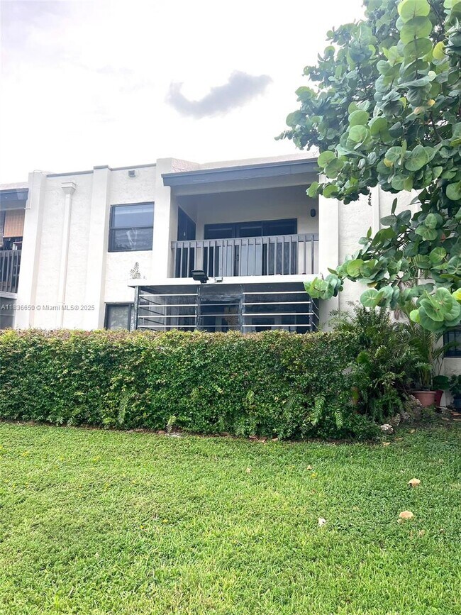 Building Photo - 8875 Fontainebleau Blvd