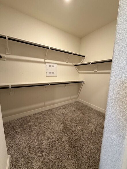 Building Photo - 925 Emerson Dr