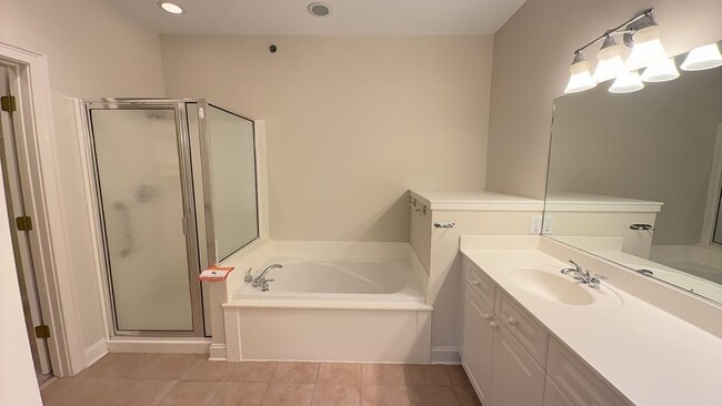 Building Photo - Second Floor Flat with 3 BR/ 3 BA and a 2 ...