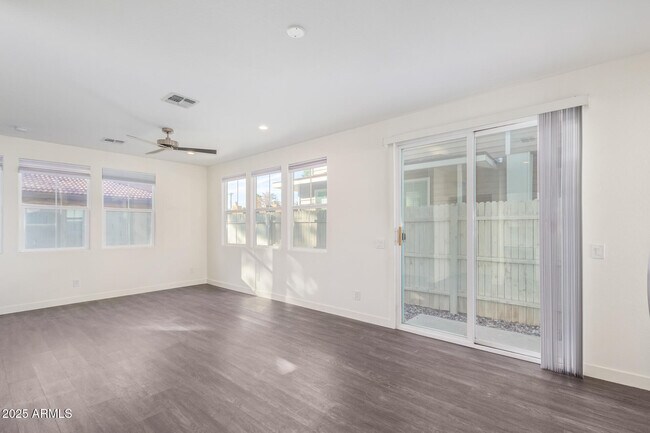 Building Photo - 3218 W Glendale Ave