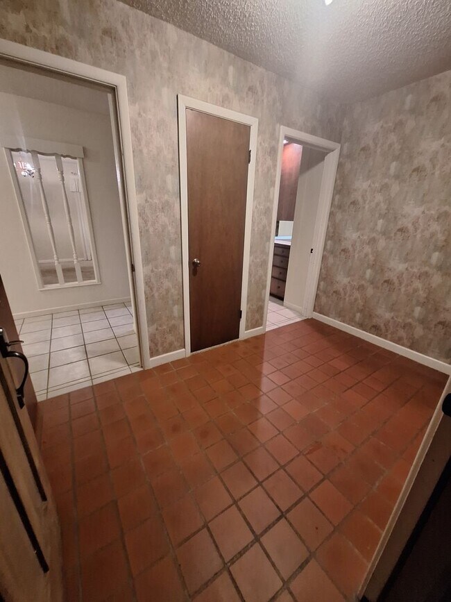 Building Photo - Spacious 3 bedroom, 2 bath