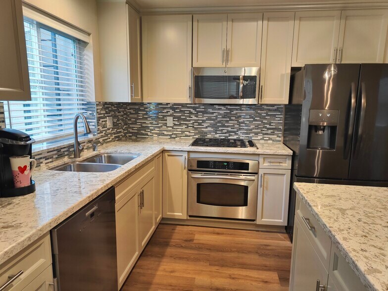 Building Photo - 7124 Farralone Ave