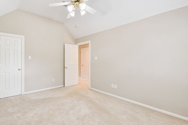 Building Photo - Beautiful 4 bedroom 2.5 bathroom with mass...
