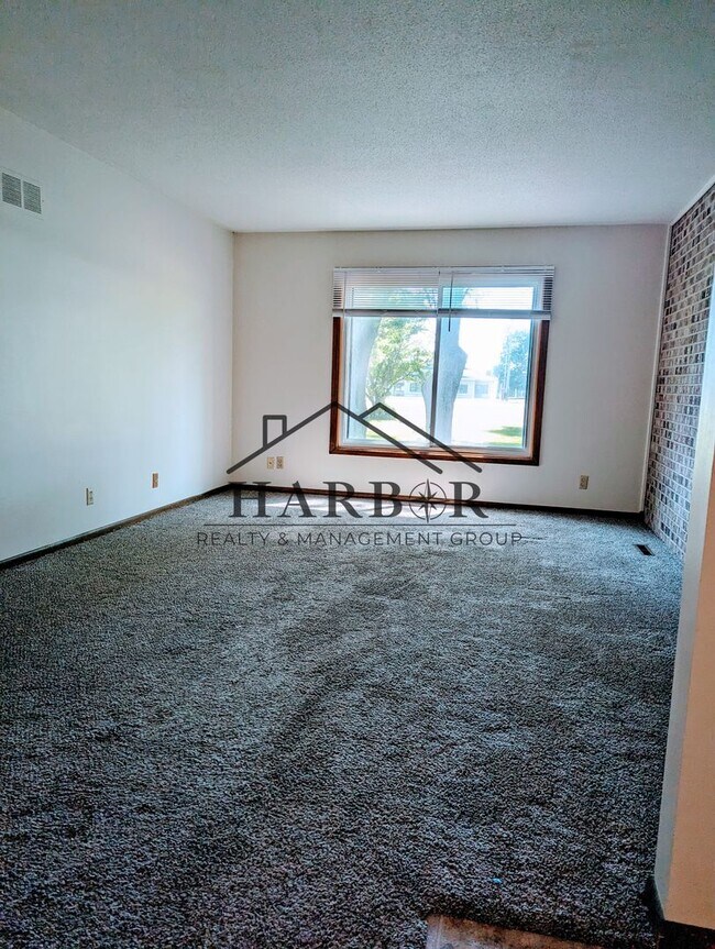 Building Photo - 2 Bedroom 1 Bath - Special: 1st Month Free
