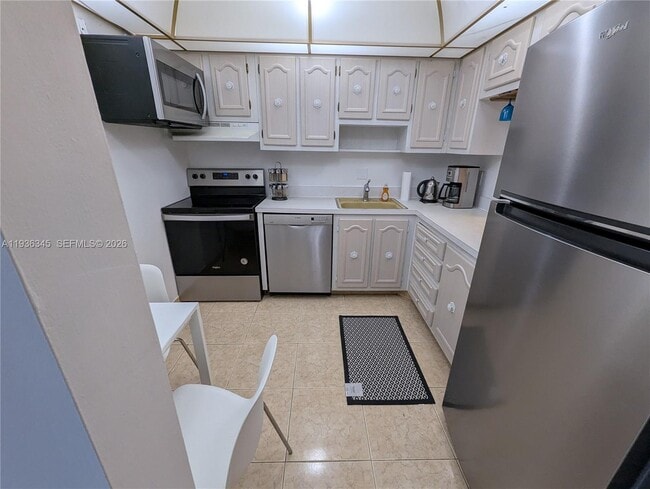 Building Photo - 2 Abbey Ln