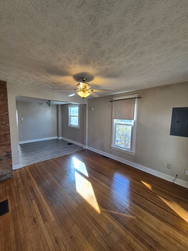 Building Photo - 208 W Miller St