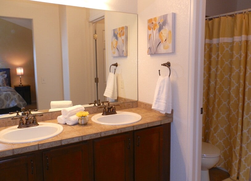 Master bath with dual sink - 5412 Seal Alley