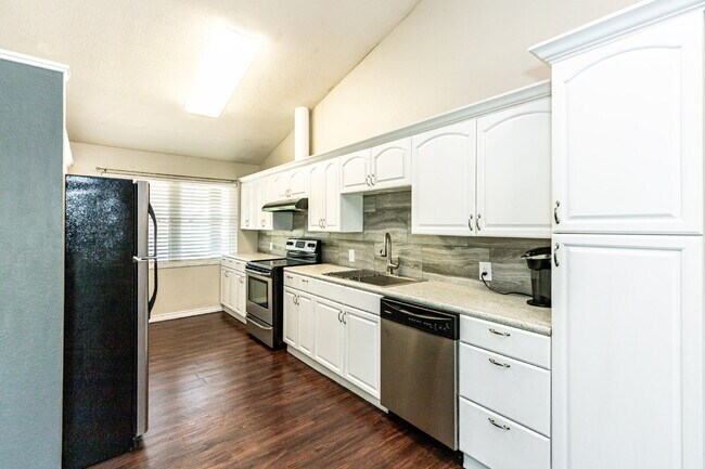 Building Photo - Sharp 3 Bedroom in LISD