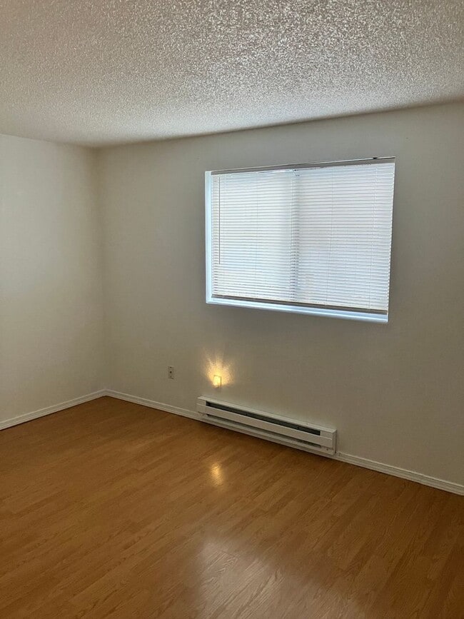 Building Photo - 2429 NE Saratoga St