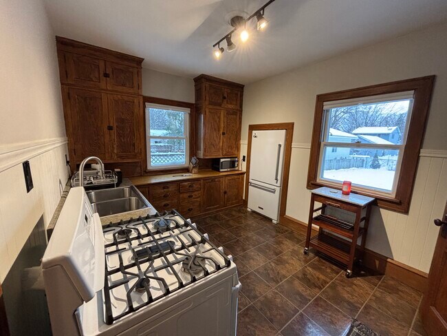 Building Photo - 717 S Fairview St