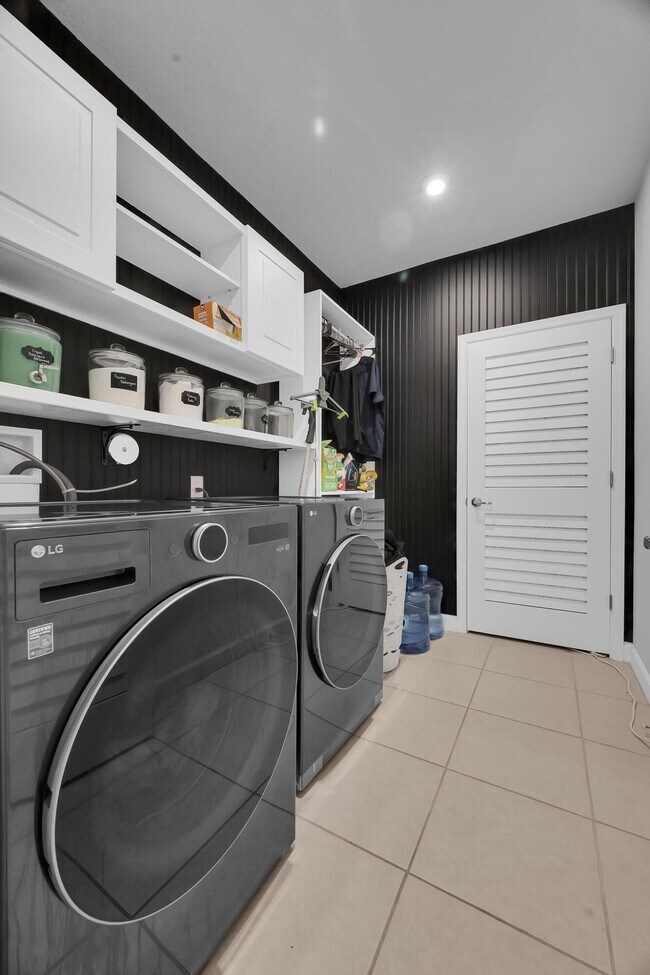 Building Photo - 10142 SW Orana Dr