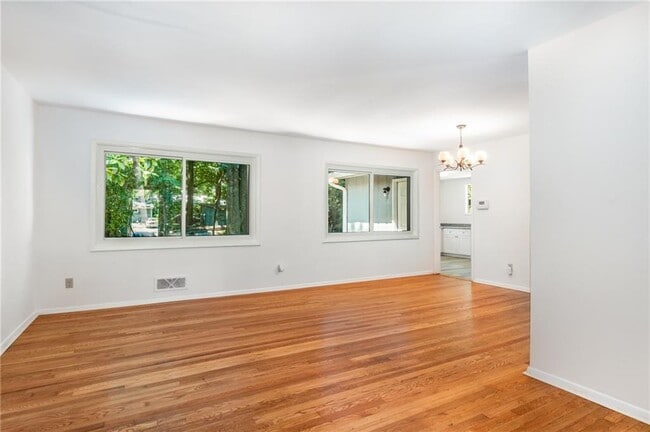 Building Photo - 2563 Beverly Hills Dr