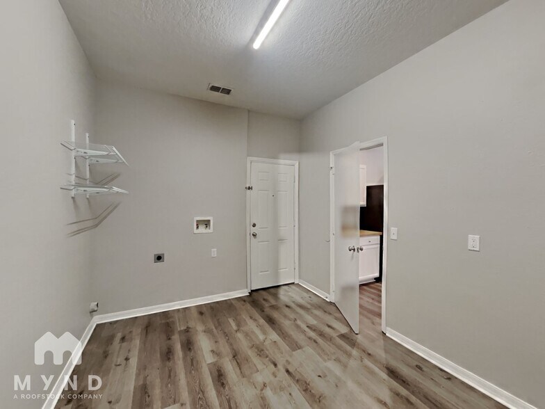 Building Photo - 2943 Lyndscape St