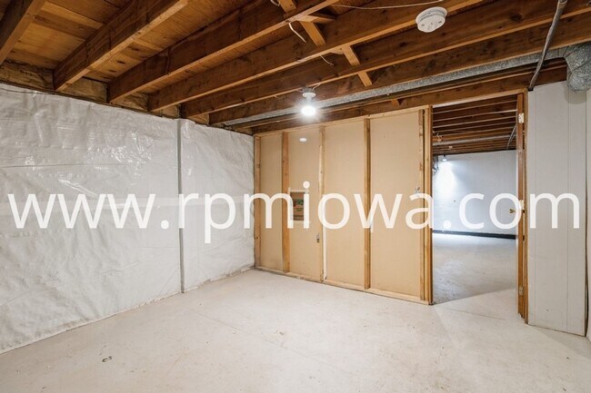 Building Photo - 215 NW Arlan Dr