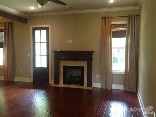 Building Photo - Oxford’s Best Neighborhood!!