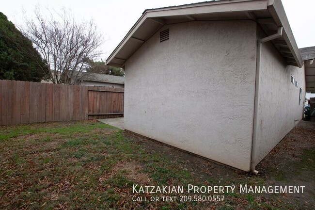 Building Photo - 3-Bedroom 2-Bath Lodi Duplex