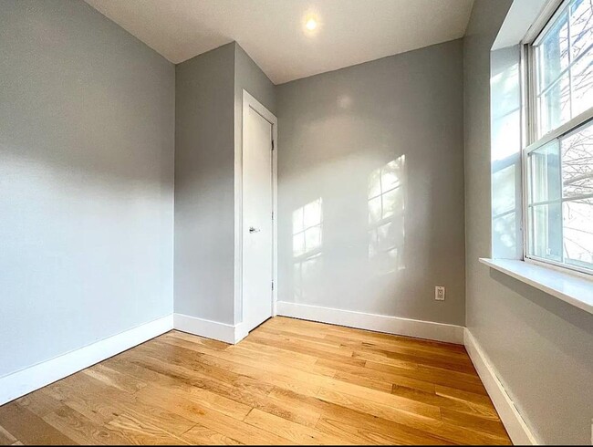 Building Photo - Private bedroom in 4 bed/1 bath Home