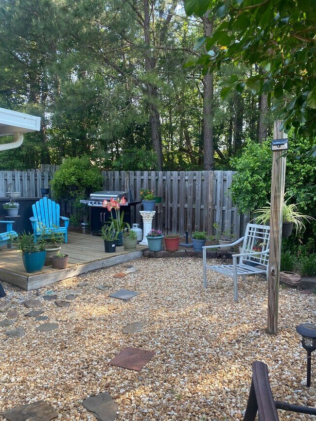 Building Photo - 3 Bed/3 Bath Townhome with Screened in Por...