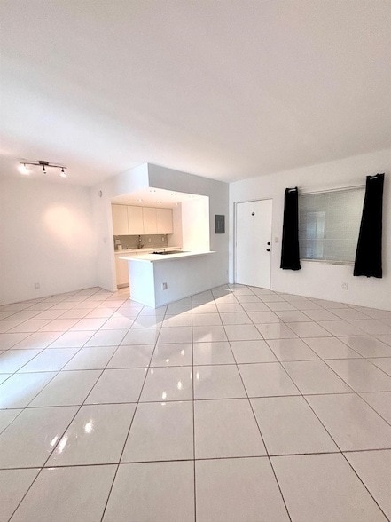 Building Photo - 1407 NE 56th St