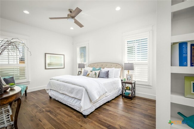 Building Photo - 653 Center Green