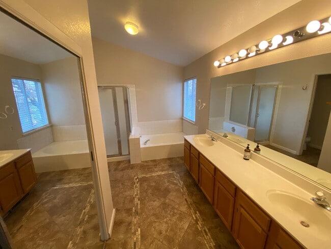 Building Photo - NW Reno - Summit Ridge - 4 Bed 2.5 Bath