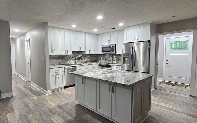 Building Photo - Charming 3-Bedroom Home on Spacious ¾ Acre...