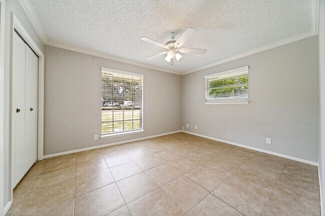 Building Photo - 313 Sagecrest Dr