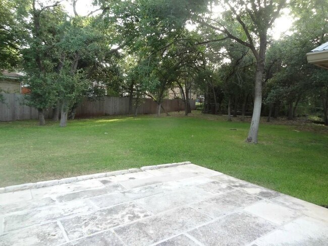 Building Photo - 3211 Park Hills Dr