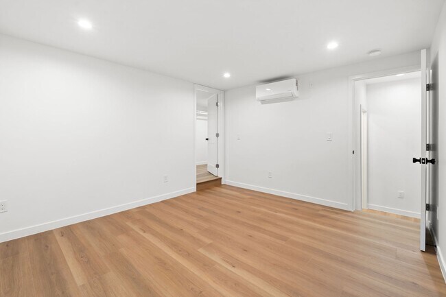 Building Photo - Newly Remodeled 1 Bed, 1 Bath Apartment in Prime Silver Lake!