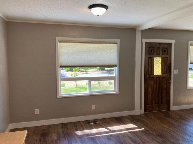 Building Photo - Cozy Three Bedroom Home in South Salem