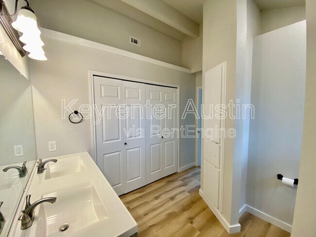 Building Photo - 410 Twin Oak Trail