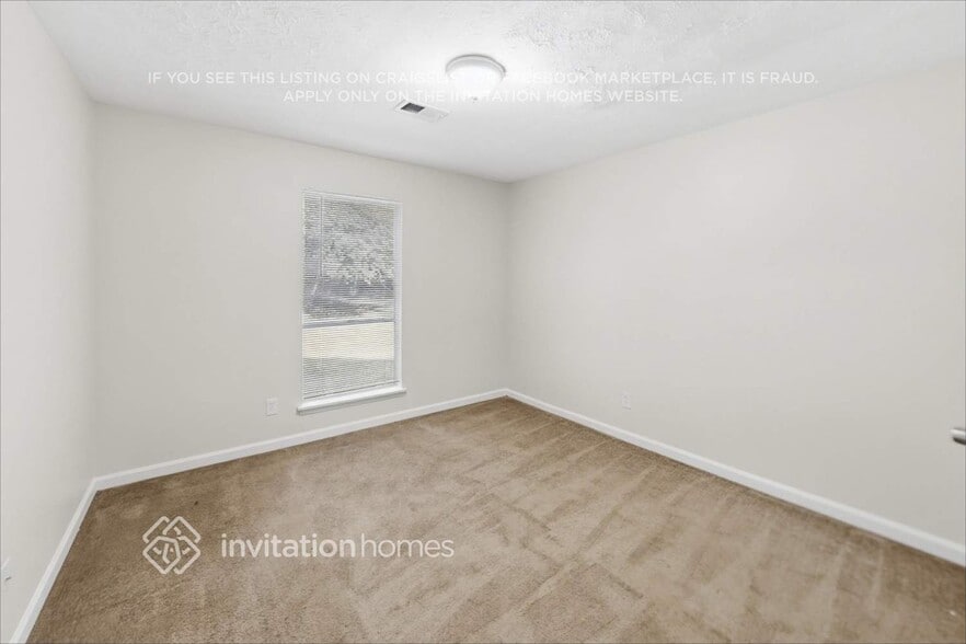 Building Photo - 614 Oxford Hall Dr SW