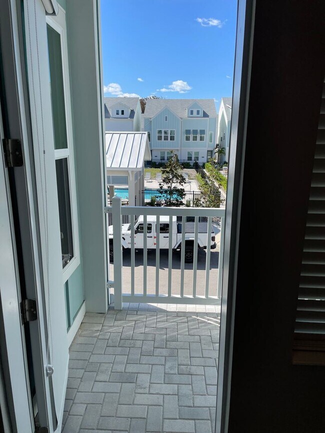 Building Photo - Annual Unfurnished 3 Bedroom, 3.5 Bathroom Townhome adjacent to Downtown Sarasota