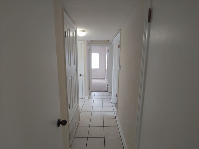 Building Photo - Cute 3BR/1BA cottage with central heat & a...