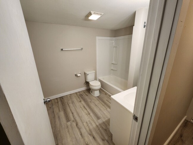 Building Photo - Spacious 3-Bedroom, 1-Bathroom Home AVAILABLE NOW!!