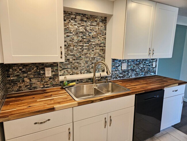 Building Photo - Annual Unfurnished 3 Bedroom 2 Bathroom Si...